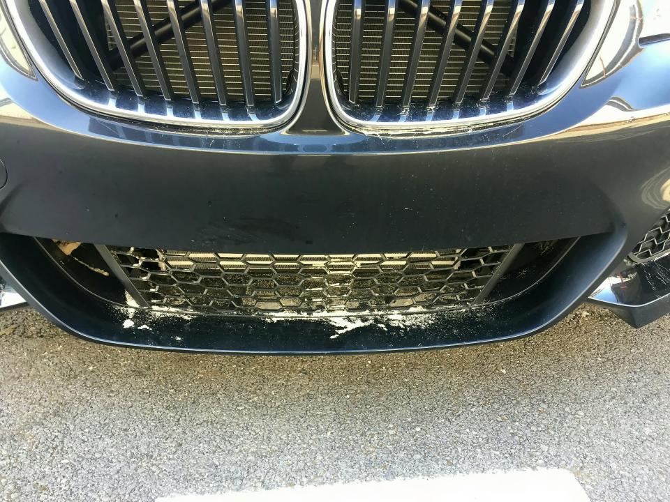 Cát bám trên cản va của một chiếc BMW Cát bám trên cản va của một chiếc BMW