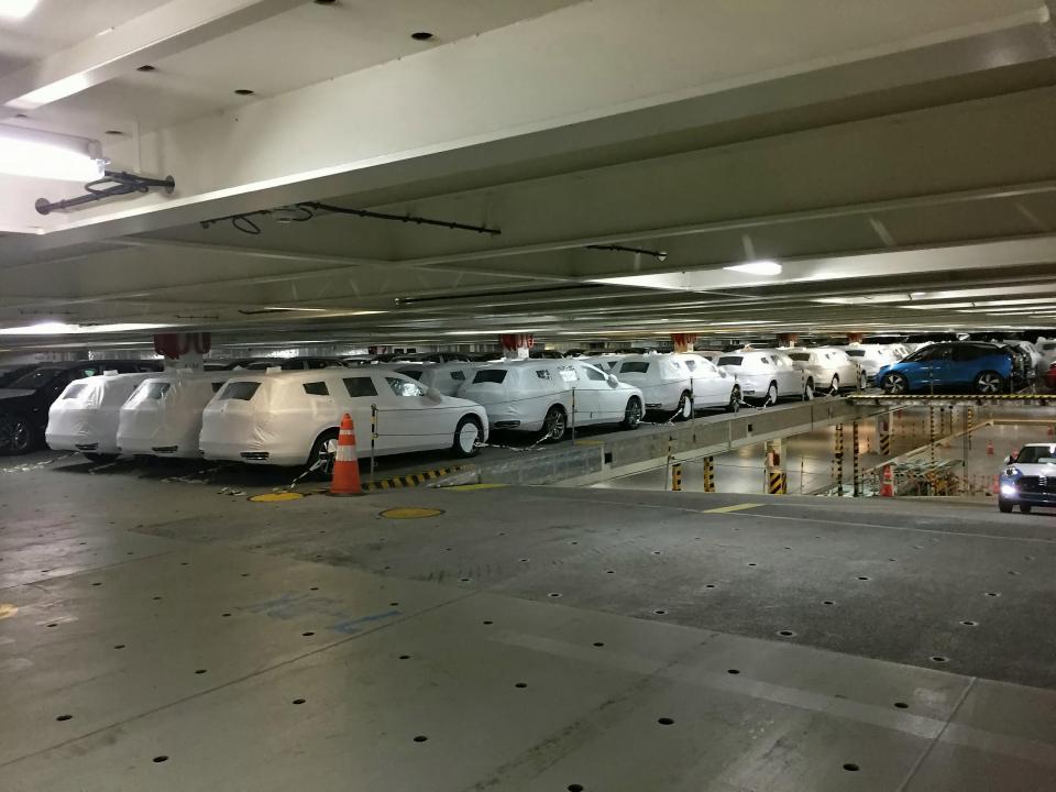 Một lô xe BMW đã bất ngờ trở thành nạn nhân của bão cát Một lô xe BMW đã bất ngờ trở thành nạn nhân của bão cát
