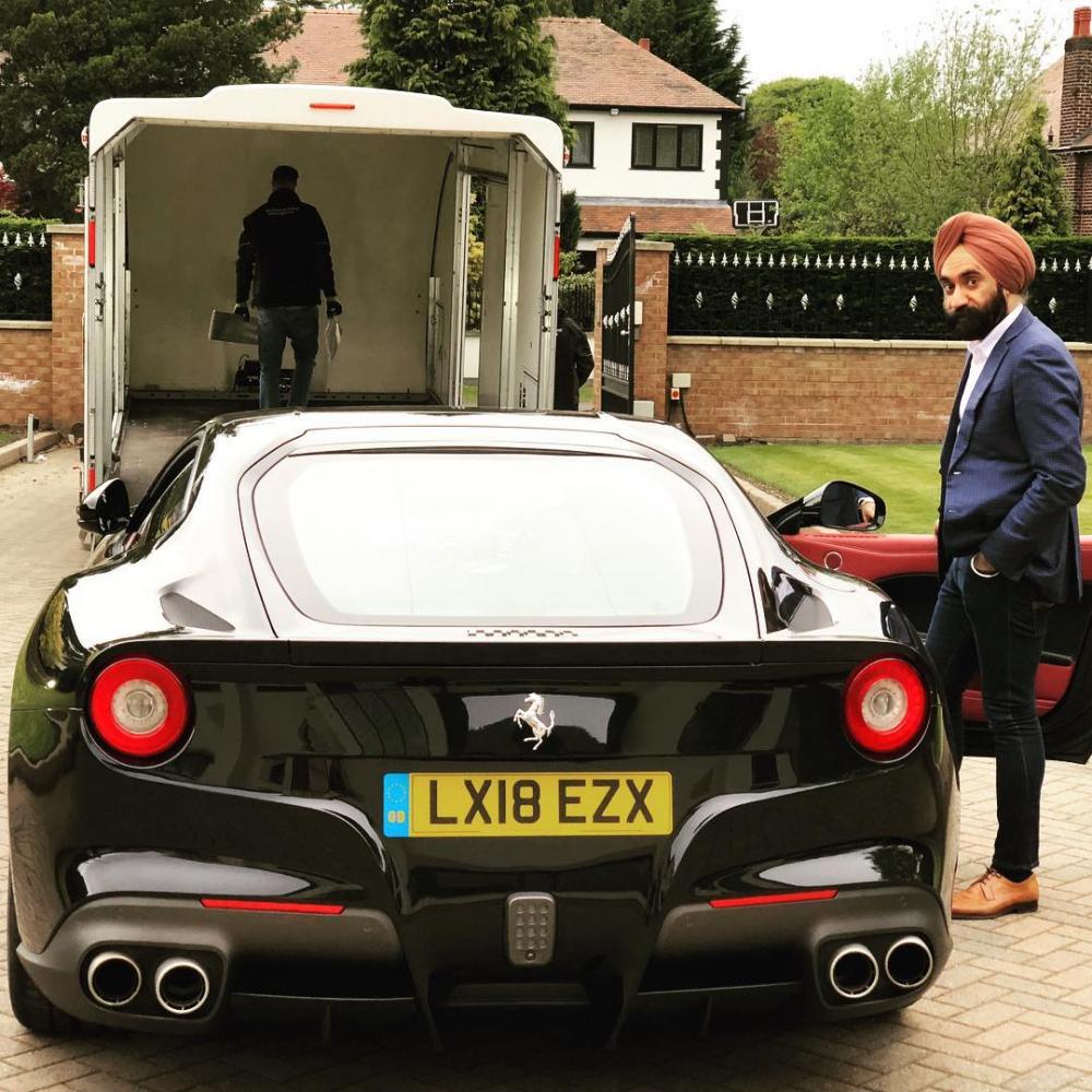 Ông Singh bên chiếc Ferrari F12 của mình