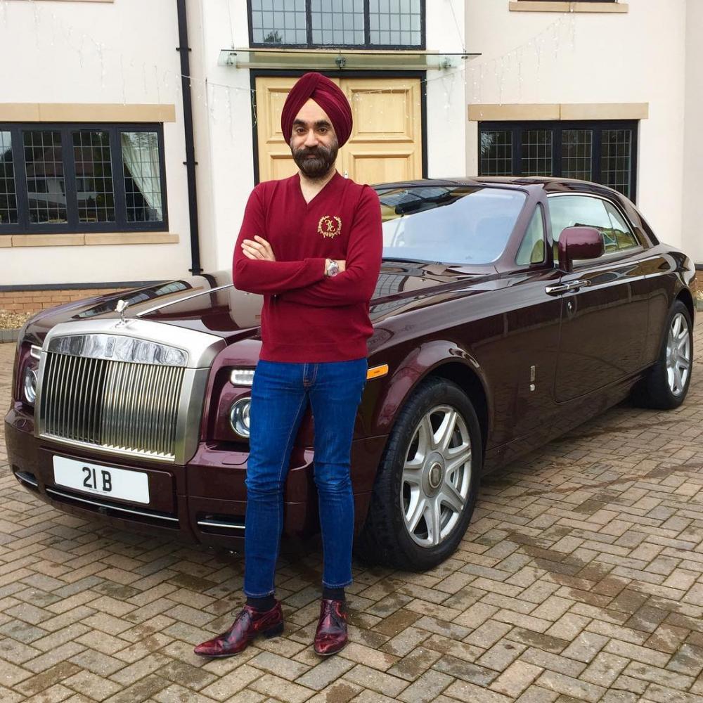Ông Singh bên chiếc Rolls-Royce Phantom màu đỏ rượu