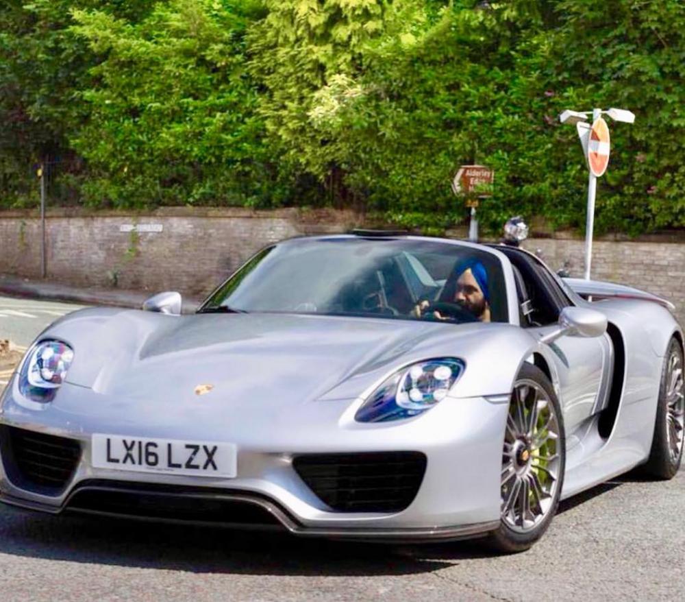 Siêu xe Porsche 918 Spyder màu bạc