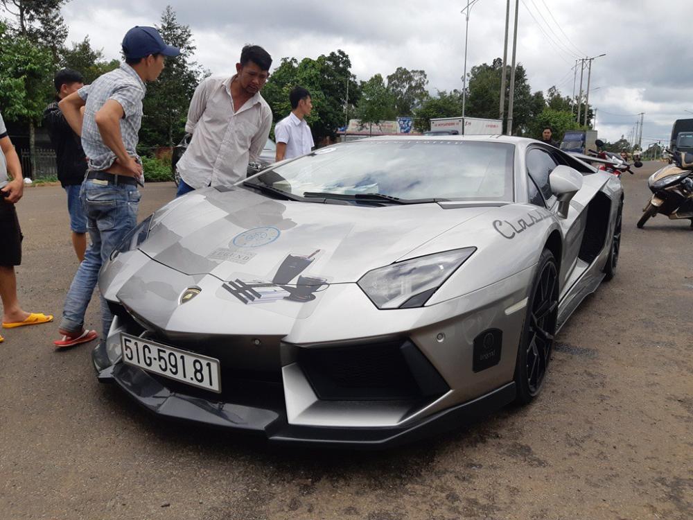 Một số người dân đang theo dõi siêu xe Lamborghini Aventador LP700-4 độ DMC độc nhất Việt Nam của Chủ tịch cà phê Trung Nguyên.