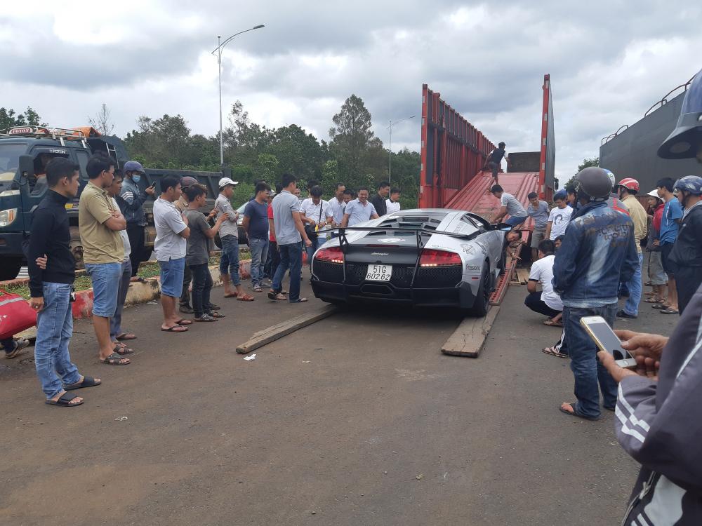 Hàng chục người vây quanh xem siêu xe hàng hiếm Lamborghini Murcielago LP670-4 SV được đưa từ xe chuyên dụng xuống mặt đường.