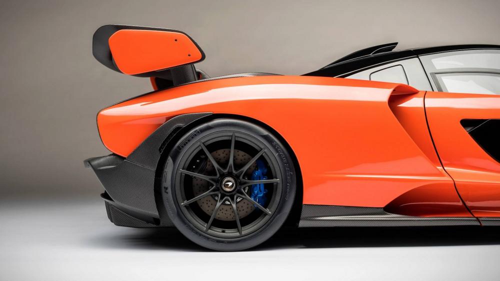 Bộ mâm 5 chấu kép sơn đen bóng kết hợp cùng cùm phanh màu xanh dương tương tự như phiên bản tiêu chuẩn. Nếu không thích màu cam nổi bật, các khách hàng có quyền lựa chọn các yêu cầu cá nhân hoá cho hãng Amalgam Collection