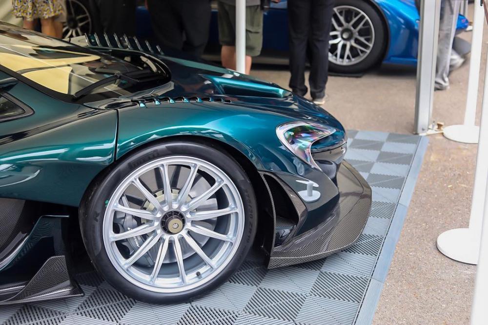 Bộ mâm đa chấu mới bằng hợp kim nhẹ và sơn màu bạc đối lập với bộ áo Shade of Green của siêu xe này.