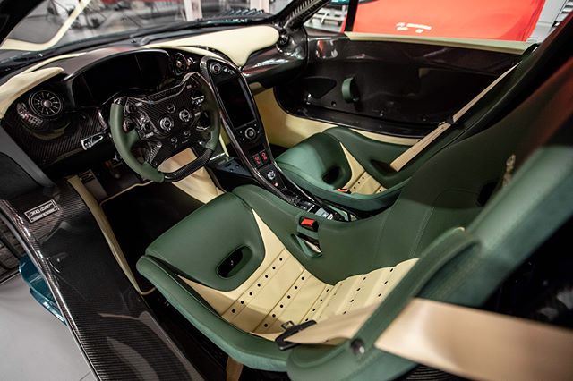 Như vậy, không chỉ có màu sơn Shade of Green tương tự như chiếc McLaren F1 GT 1997, siêu xe triệu đô này còn có khoang lái bọc 2 màu độc đáo.