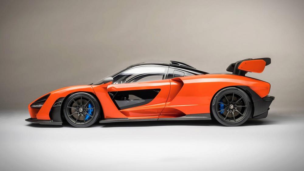 Các chi tiết như cánh lướt gió phía trước, bên hông, đuôi xe và cản va trước/sau đều hoàn thành từ vật liệu sợi carbon.