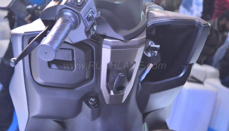 Suzuki Burgman Street 125 có cổng sạc 12V, có thể dùng để sạc thiết bị di động