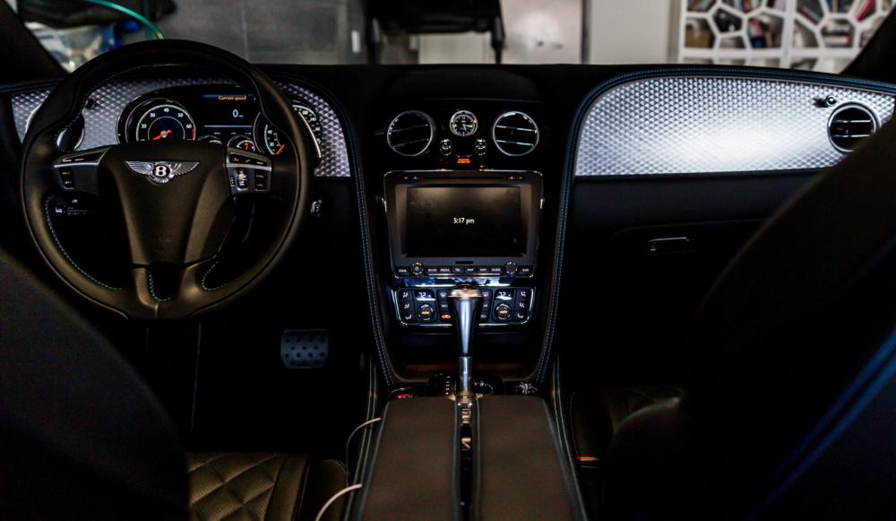 Nội thất hàng ghế phía trước của xe