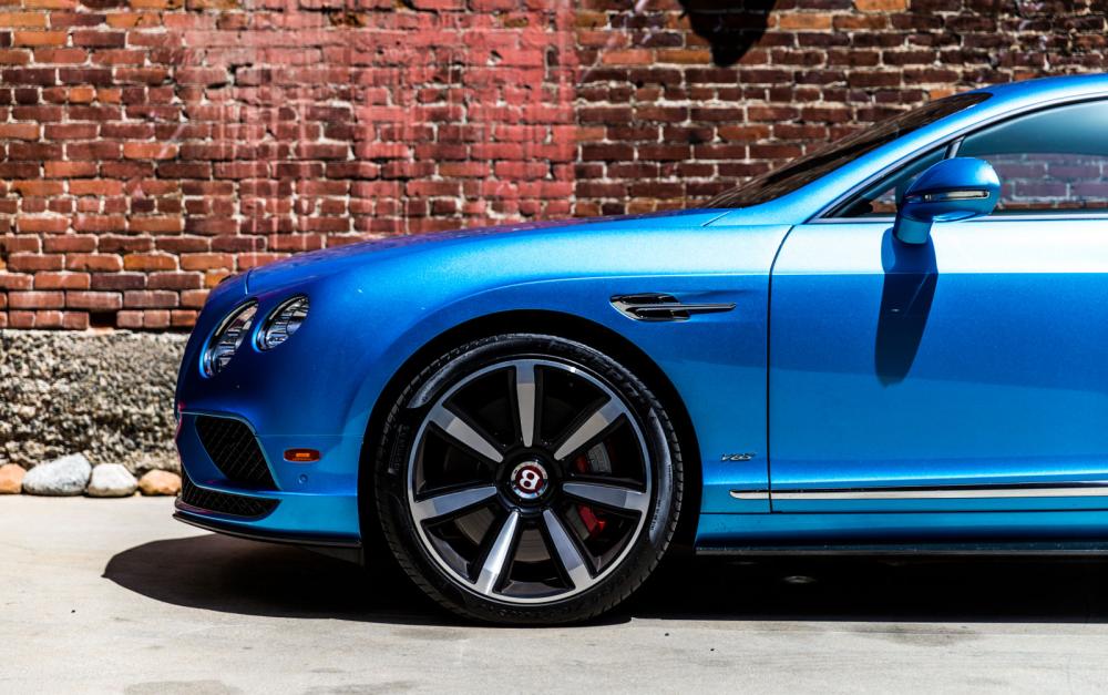 Bánh xe có la-zăng tạo vẻ trang trọng chứ không hoa mỹ