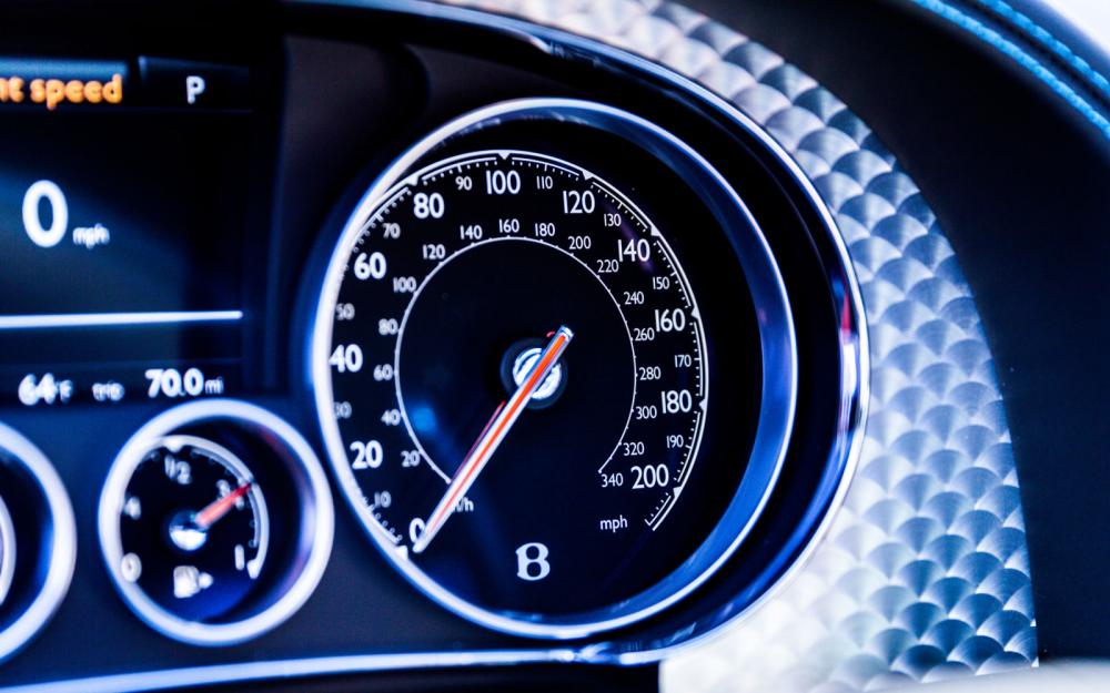 Bảng đồng hồ đo tốc độ của xe