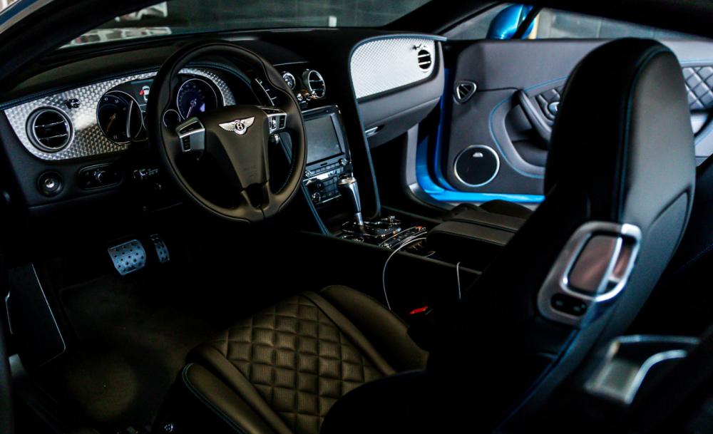 Ghế ngồi trên xe có tính năng mát-xa rất tuyệt và hỗ trợ vị trí lái tốt