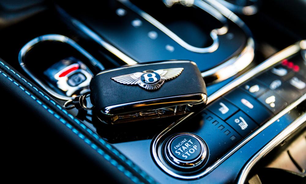 Cụm điều khiển trung tâm trên xe