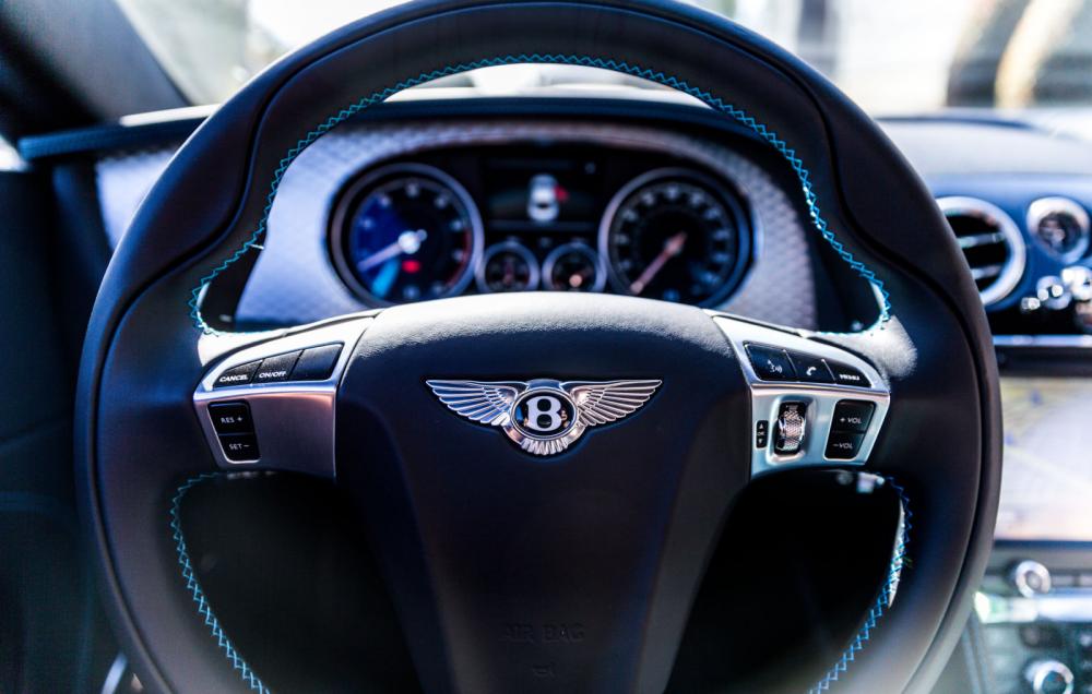 Vô lăng có kèm các nút điều khiển