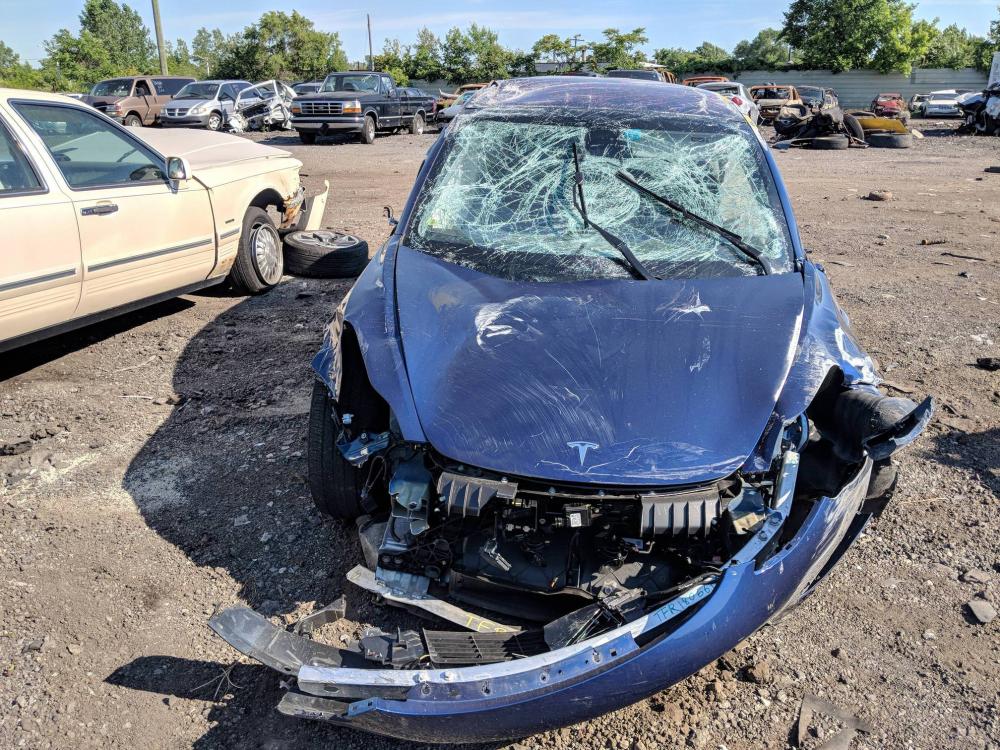 Sau vụ tai nạn, mẫu Tesla Model 3 đã hư hỏng hoàn toàn và được đưa đến 1 bãi phế liệu