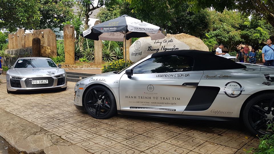 cặp đôi siêu xe Audi R8 được trưng bày ngay mặt tiền của làng cà phê Trung Nguyên