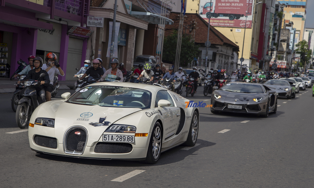 Bugatti Veyron không góp mặt cùng các siêu xe khác khi tập kết tại thủ phủ cà phê Việt Nam