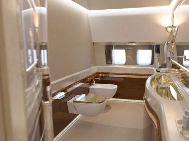 Nhà vệ sinh cực sang trọng với các chi tiết bằng vàng sáng bóng