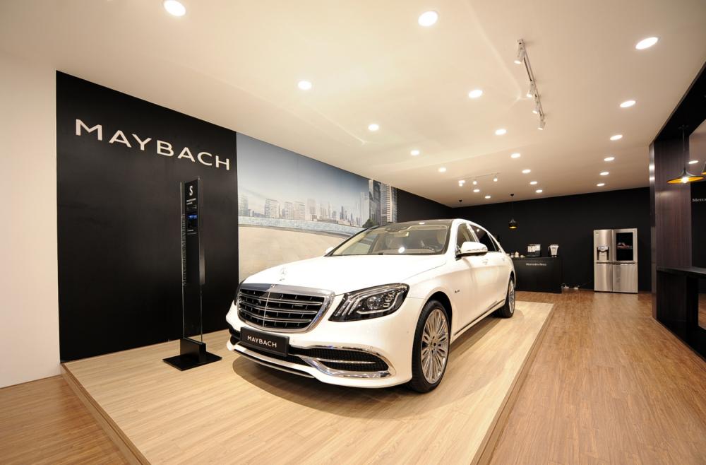 Sự trang trọng của không gian trưng bày mẫu Mercedes-Maybach