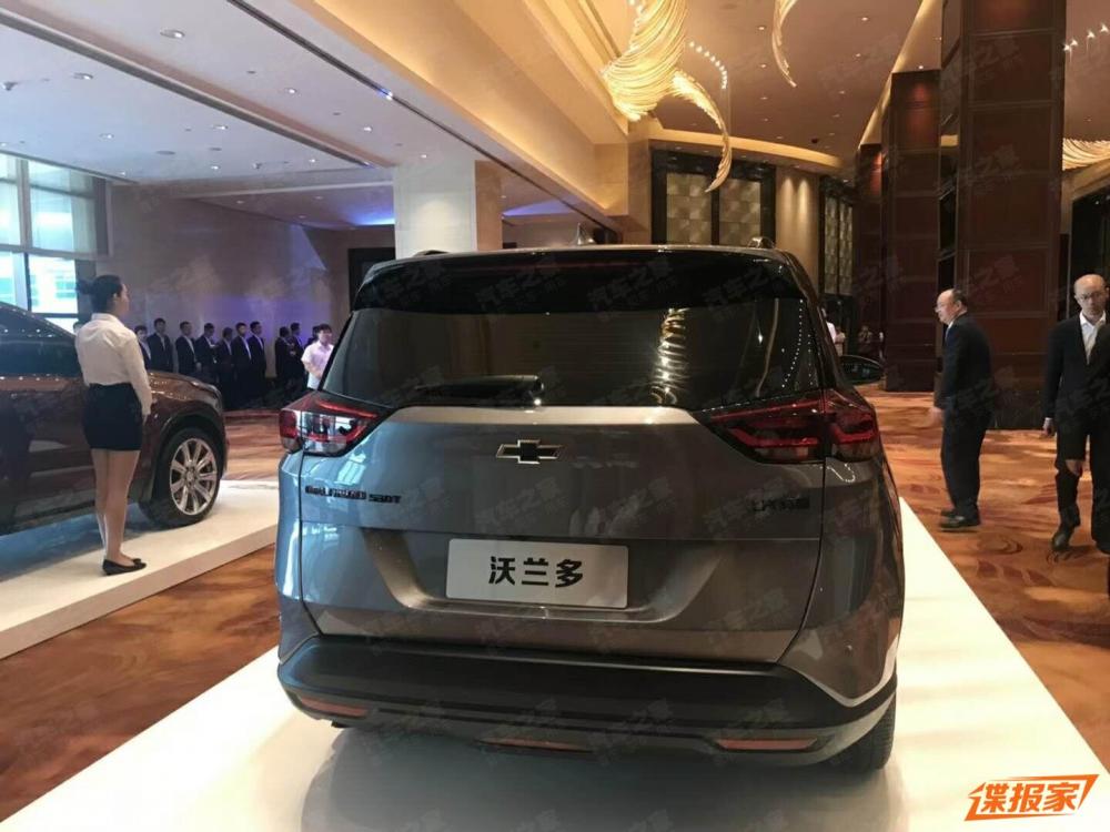 Chevrolet Orlando 2018 nhìn từ phía sau Chevrolet Orlando 2018 nhìn từ phía sau