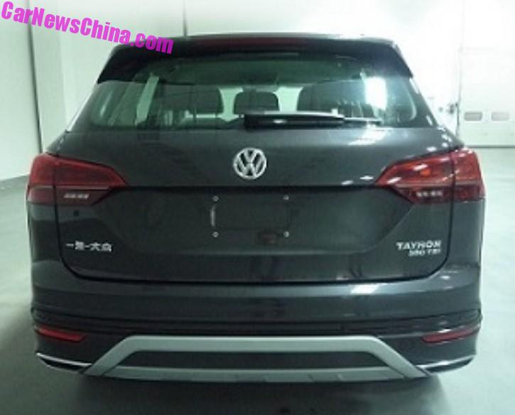 Volkswagen Tayron bản thường nhìn từ phía sau