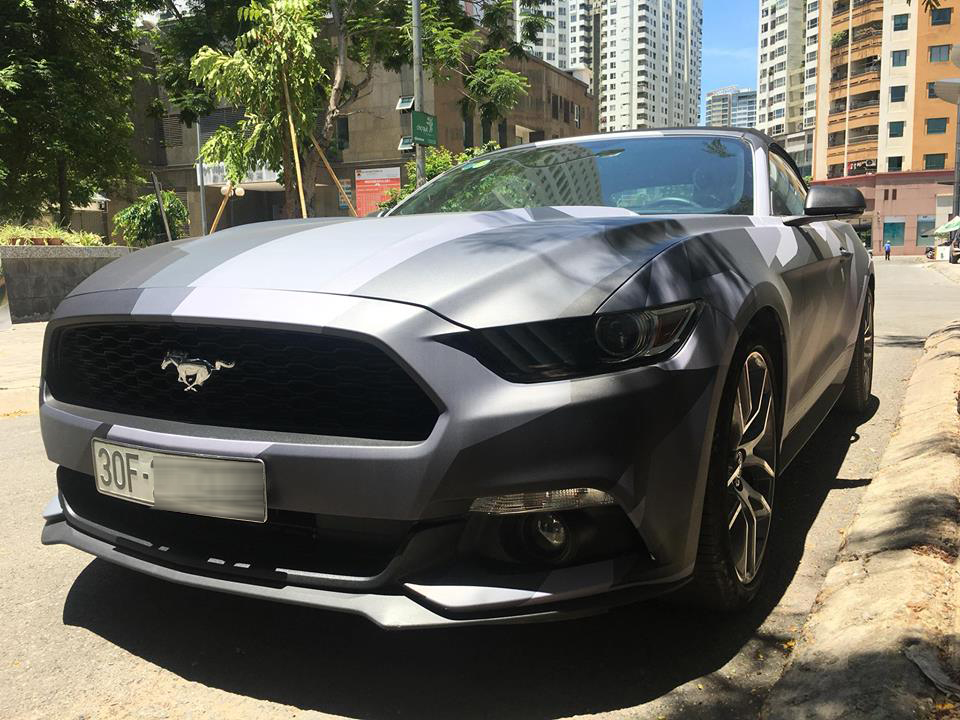 Ford Mustang mui trần tại Hà Nội khoác áo theo phong cách nhà binh