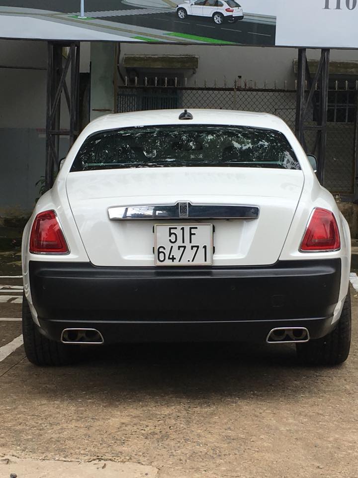 Màu sơn nguyên bản của chiếc Rolls-Royce Ghost này là đen Màu sơn nguyên bản của chiếc Rolls-Royce Ghost này là đen