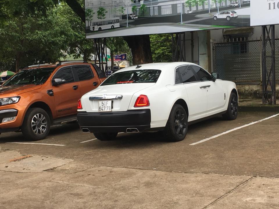 Ngoại thất xe siêu sang Rolls-Royce Ghost được phối 2 màu trắng-đen nhám Ngoại thất xe siêu sang Rolls-Royce Ghost được phối 2 màu trắng-đen nhám