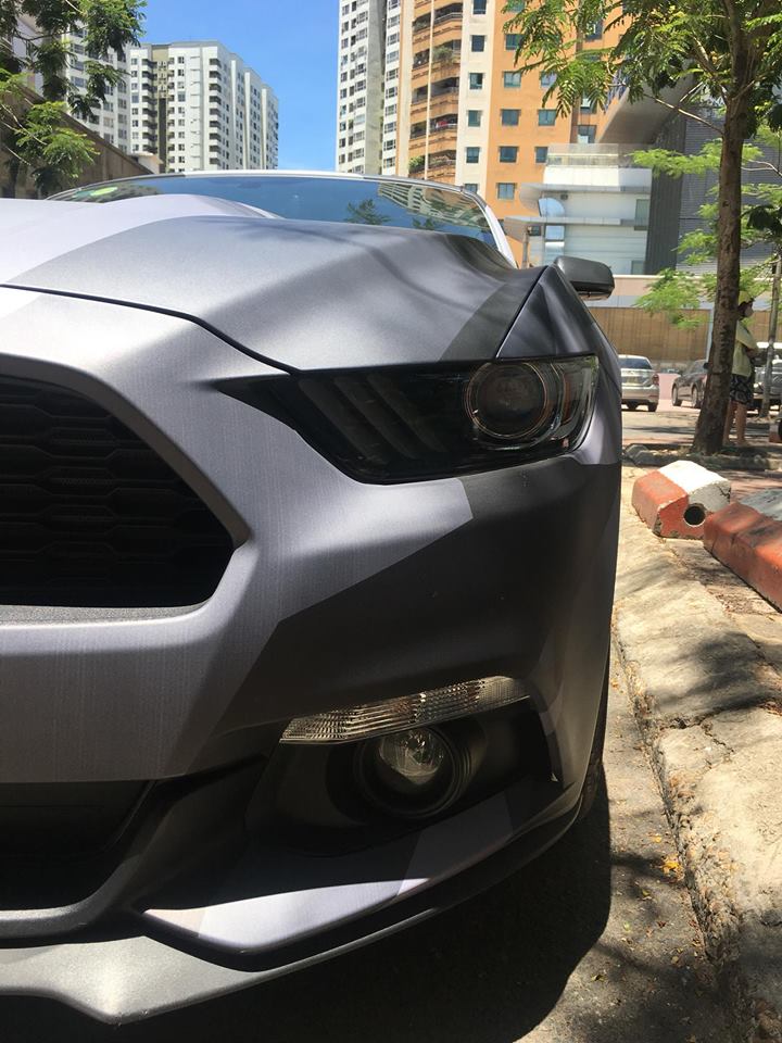 Bộ áo camo giúp chiếc xe thể thao Ford Mustang Convertible gây sự chú ý không nhỏ cho người đi đường