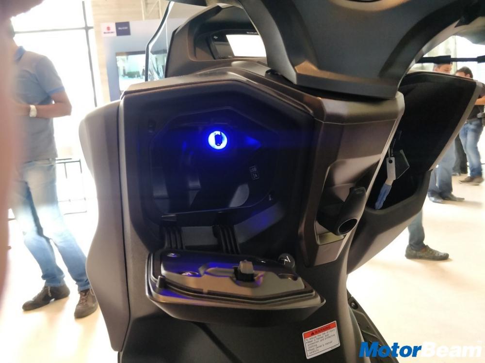 Tiện ích cổng sạc điện thoại trên Suzuki Burgman Street 125 2018