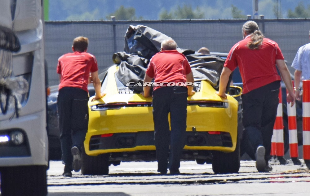 Chiếc Porsche 911 2019 được 3 người đẩy trên đường Chiếc Porsche 911 2019 được 3 người đẩy trên đường