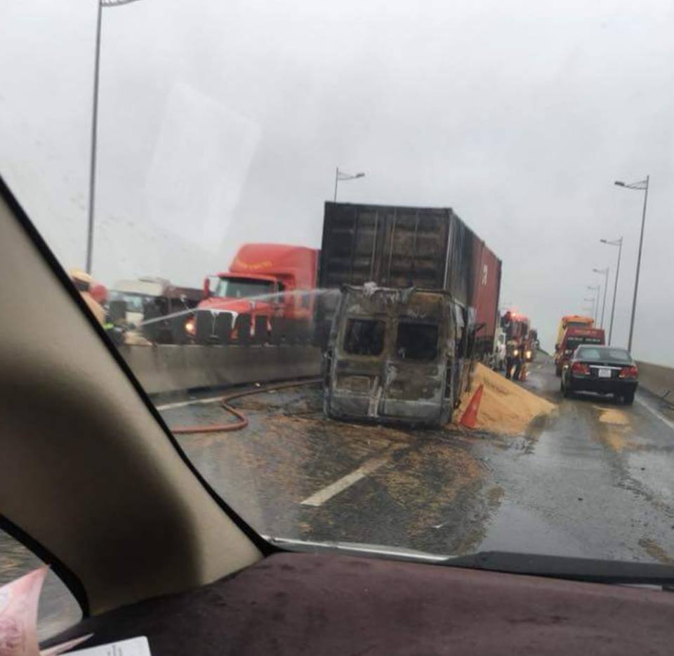 Hiện trường vụ tai nạn nghiêm trọng giữa xe khách và xe container