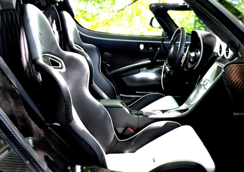 Bên trong khoang lái hoàn thành nội y 2 màu đen-trắng