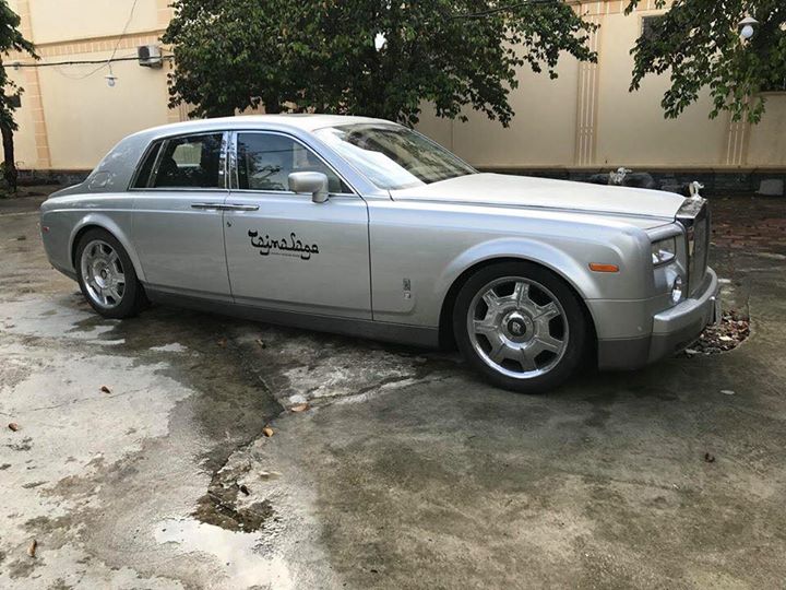 Rolls-Royce Phantom màu bạc đã chạy được quãng đường hơn 50.000 km Rolls-Royce Phantom màu bạc đã chạy được quãng đường hơn 50.000 km
