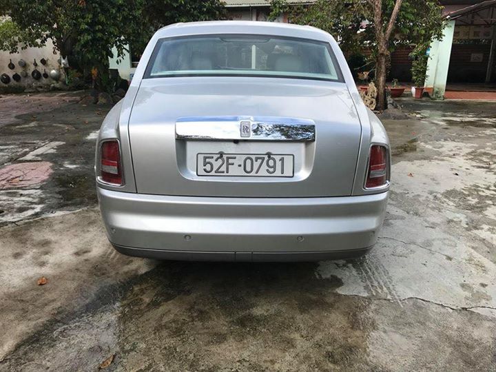 Chỉ cần nhìn vào chiếc biển số và màu sơn người ta cũng đủ biết đây là Rolls-Royce đầu tiên tại Việt Nam. Chỉ cần nhìn vào chiếc biển số và màu sơn người ta cũng đủ biết đây là Rolls-Royce đầu tiên tại Việt Nam.
