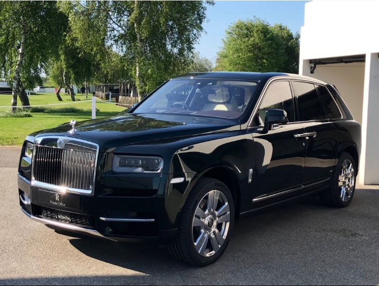 Bộ áo xanh ngọc lục bảo sẽ chuyển thành màu tối khi chiếc Rolls-Royce Cullinan đậu trong bóng râm