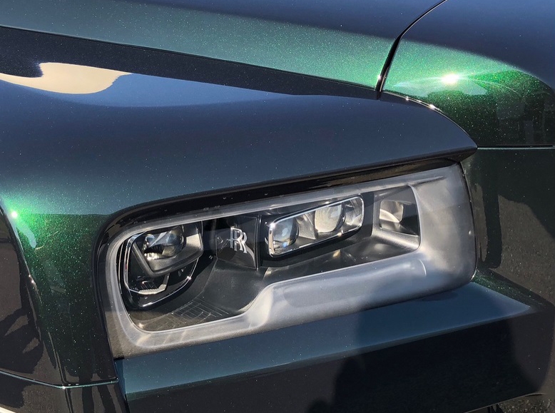 Cận cảnh bộ áo Dark Emerald của chiếc SUV siêu sang nhà Rolls-Royce