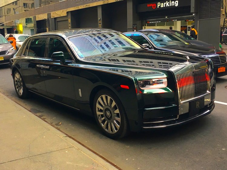 Một chiếc Rolls-Royce Phantom VIII sở hữu màu sơn Dark Emerald