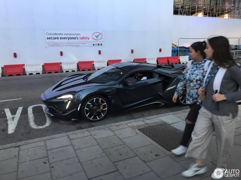 Nhiều người đi đường ngoái lại nhìn chiếc siêu xe Fenyr SuperSport 