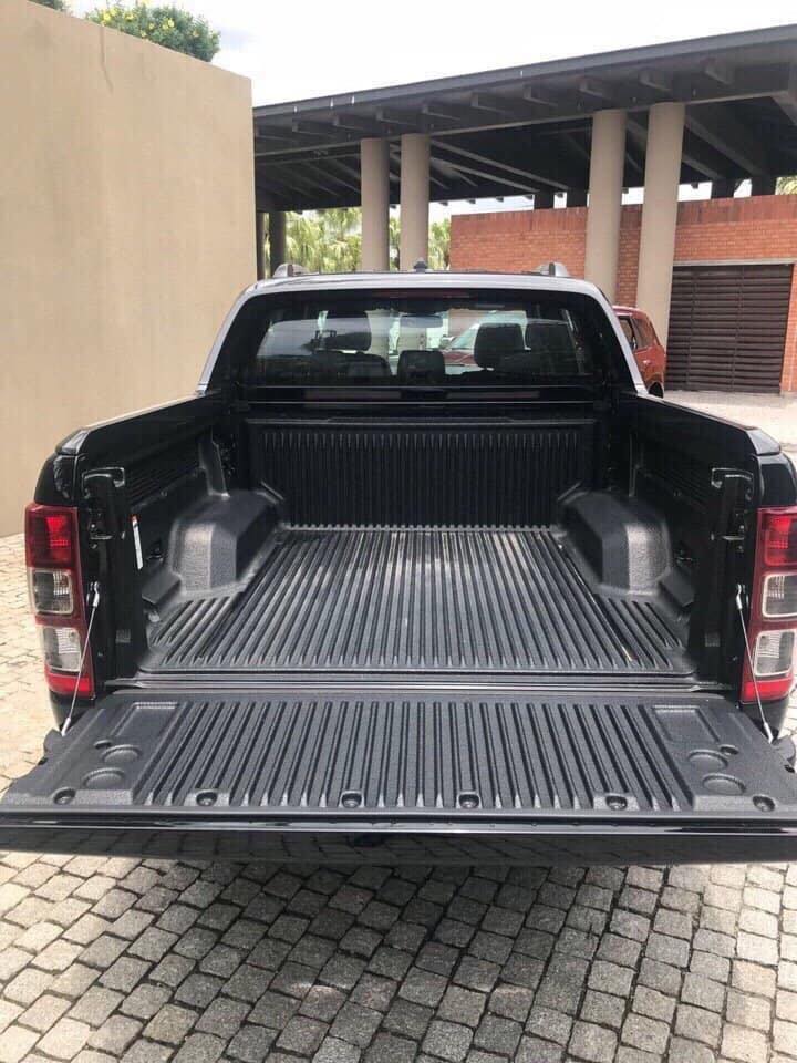 Ford Ranger 2018 có tính năng EZ Lift Tailgate giúp đóng/mở cửa thùng sau bằng 1 tay Ford Ranger 2018 có tính năng EZ Lift Tailgate giúp đóng/mở cửa thùng sau bằng 1 tay
