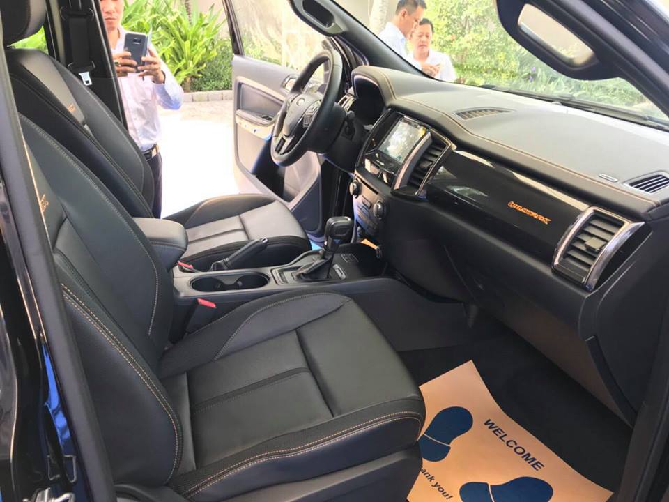 Xe được trang bị ghế bọc da màu đen thể thao Xe được trang bị ghế bọc da màu đen thể thao