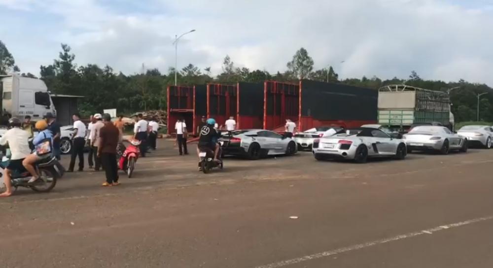 Đây là số lượng xe chuyên dụng Chủ tịch Trung Nguyên cần để vận chuyển dàn siêu xe đến Buôn Ma Thuột