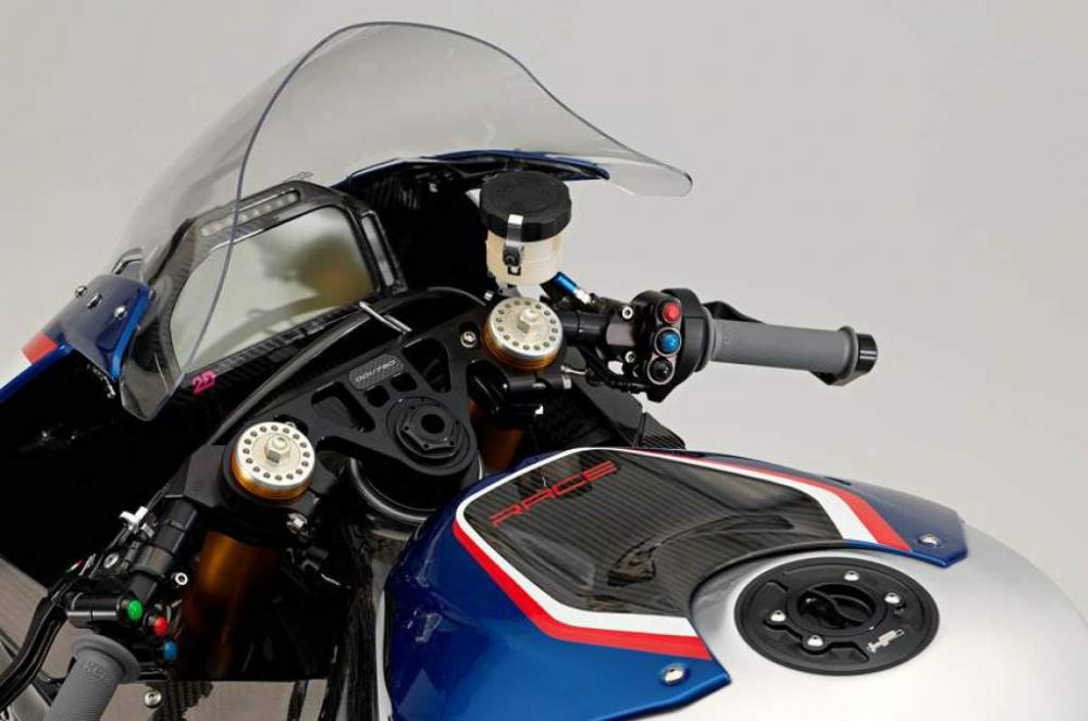 Cùm công tắc và đồng hồ khá đơn giản, điều khiển và hiển thị các thông tin cần thiết liên quan đến cuộc đua