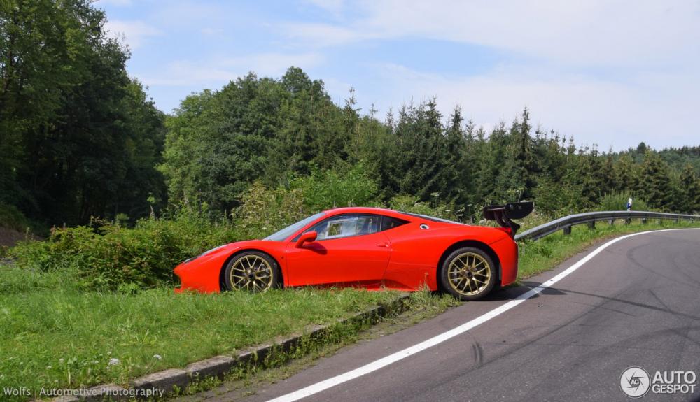 Phần gầm của siêu xe này có thể bị hư hỏng do các tông vào các hàng gạch trước khi đáp tại bãi cỏ