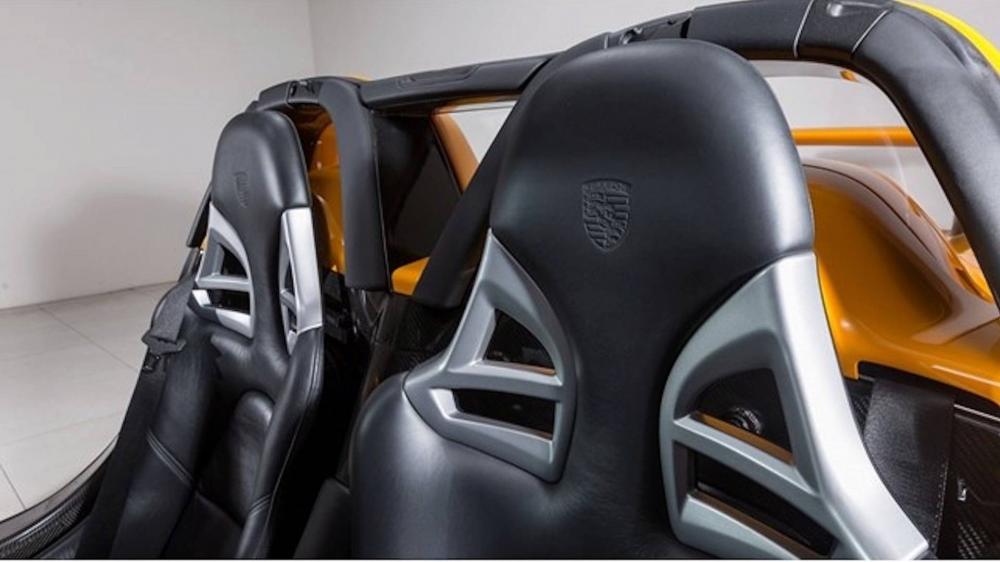 Siêu xe nhà Porsche có thể xuất phát từ vị trí đứng yên để tăng tốc lên 100 km/h chỉ sau 3,9 giây.  Siêu xe nhà Porsche có thể xuất phát từ vị trí đứng yên để tăng tốc lên 100 km/h chỉ sau 3,9 giây.