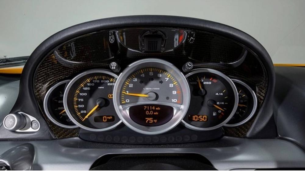 Porsche Carrera GT mang màu sơn vàng Signal từ lúc rời dây chuyền tại nhà máy cho đến nay đã lăn bánh được quãng đường dài 7114 miles Porsche Carrera GT mang màu sơn vàng Signal từ lúc rời dây chuyền tại nhà máy cho đến nay đã lăn bánh được quãng đường dài 7114 miles