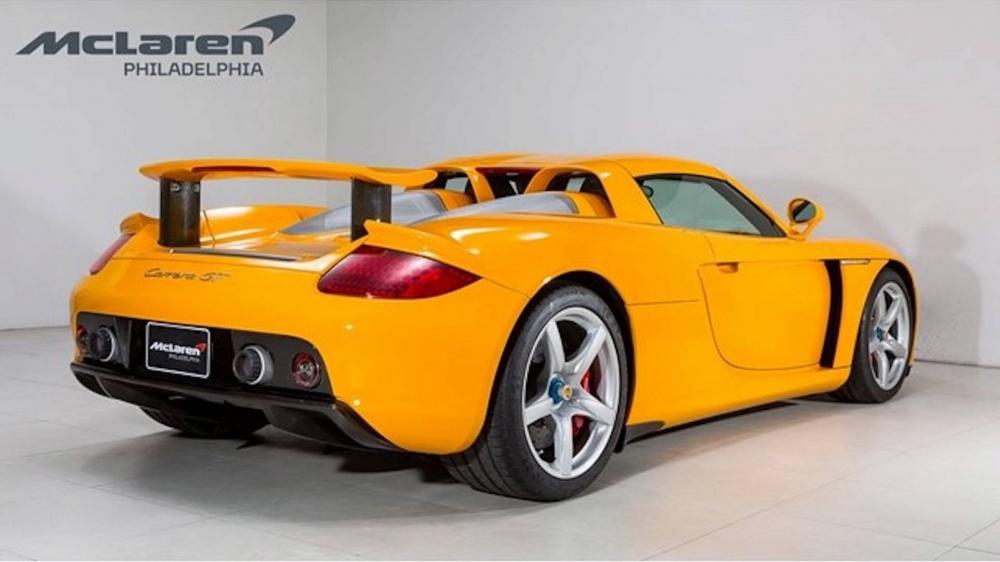 Porsche Carrera GT này mang bộ áo màu vàng hiếm gặp Porsche Carrera GT này mang bộ áo màu vàng hiếm gặp