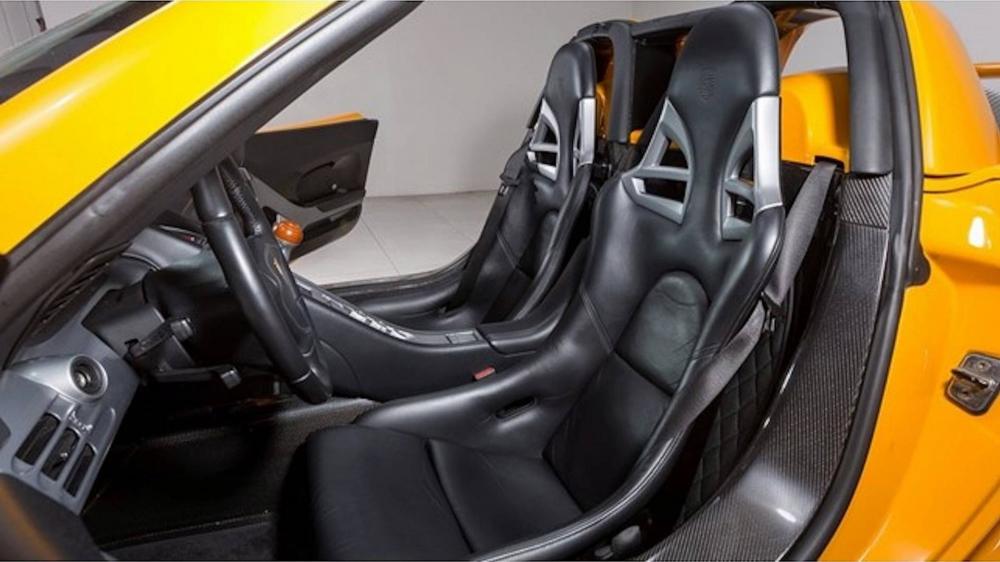 nội thất bọc da màu đen cùng nhiều chi tiết bằng nhôm và có cả sự hiện diện của sợi carbon nội thất bọc da màu đen cùng nhiều chi tiết bằng nhôm và có cả sự hiện diện của sợi carbon