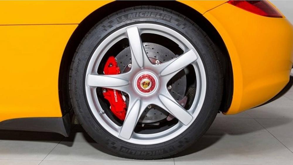 Ngoài bộ áo màu vàng Signal, chiếc Porsche Carrera GT còn có bộ mâm 5 chấu đơn sơn màu bạc để tạo dấu ấn Ngoài bộ áo màu vàng Signal, chiếc Porsche Carrera GT còn có bộ mâm 5 chấu đơn sơn màu bạc để tạo dấu ấn
