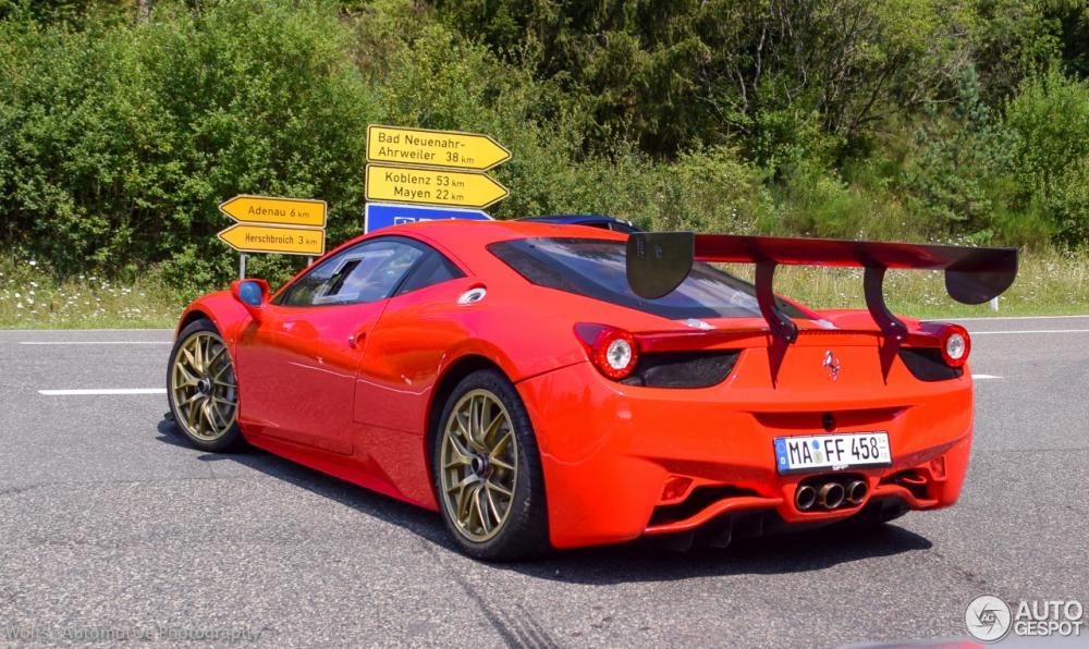 Siêu xe đua cũng được tài xế giải thoát ra khỏi bãi cỏ